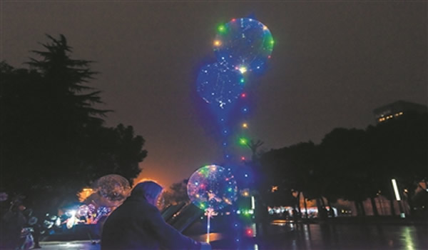 LED彩灯发光气球成“网红” 其安全性受到质疑